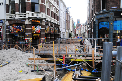 904762 Gezicht in de Haverstraat te Utrecht, vanaf de Hamburgerbrug, tijdens het vervangen van de riolering en warmte- ...